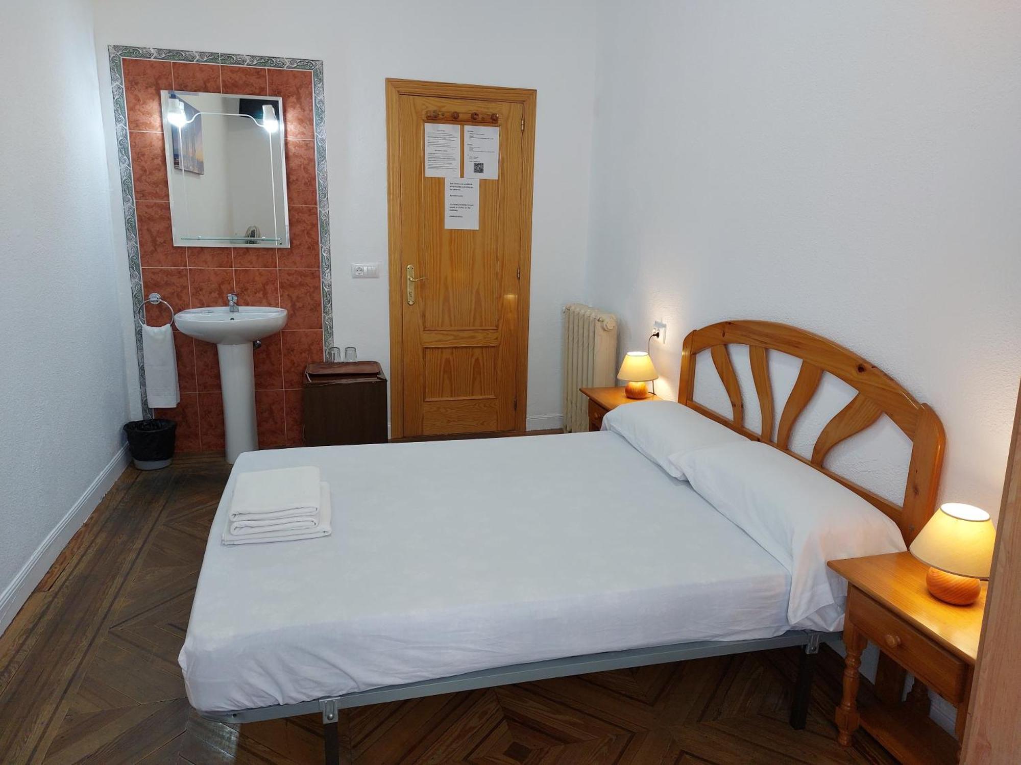 Hostal Miralva Madrid Luaran gambar