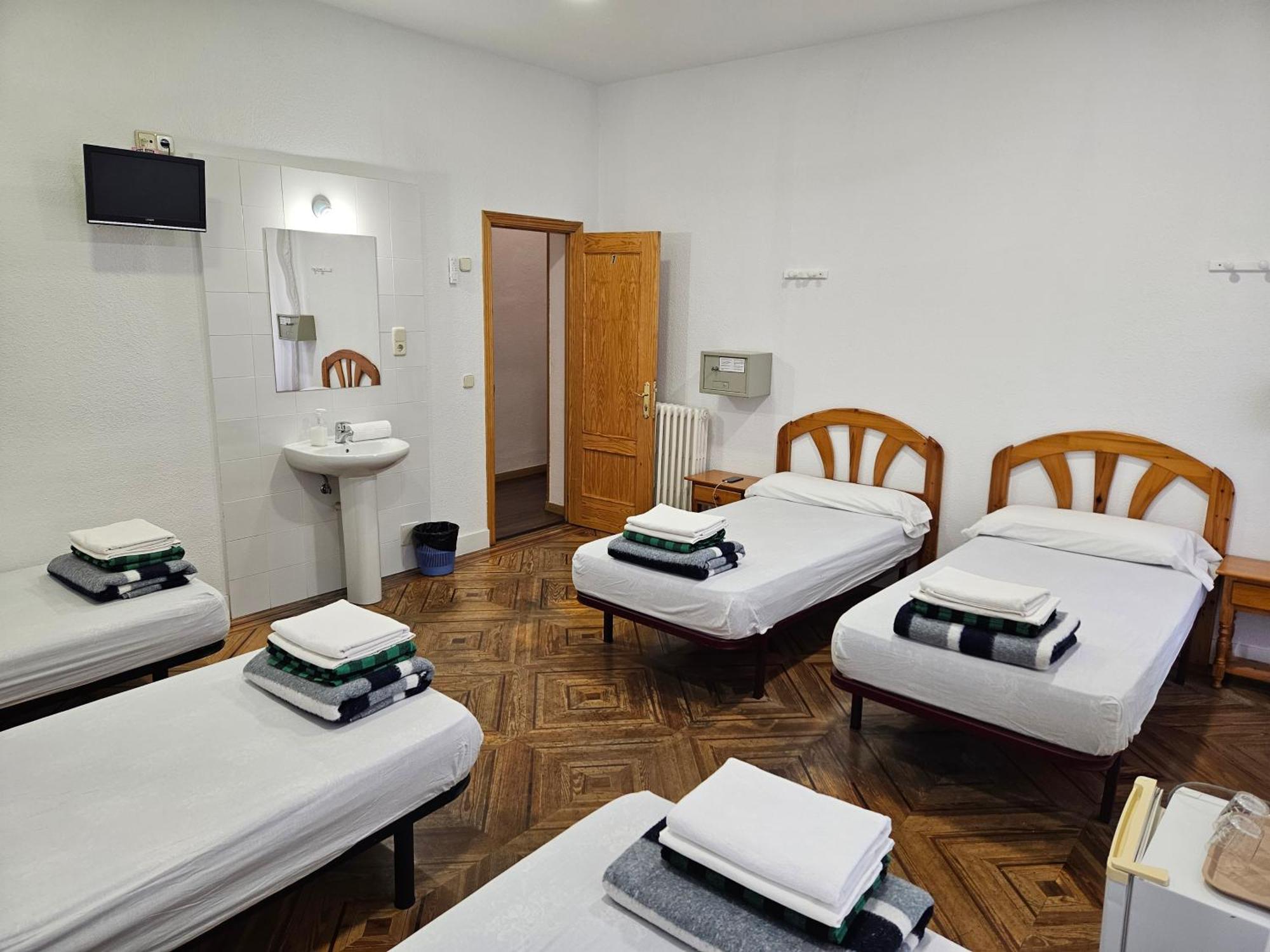 Hostal Miralva Madrid Luaran gambar