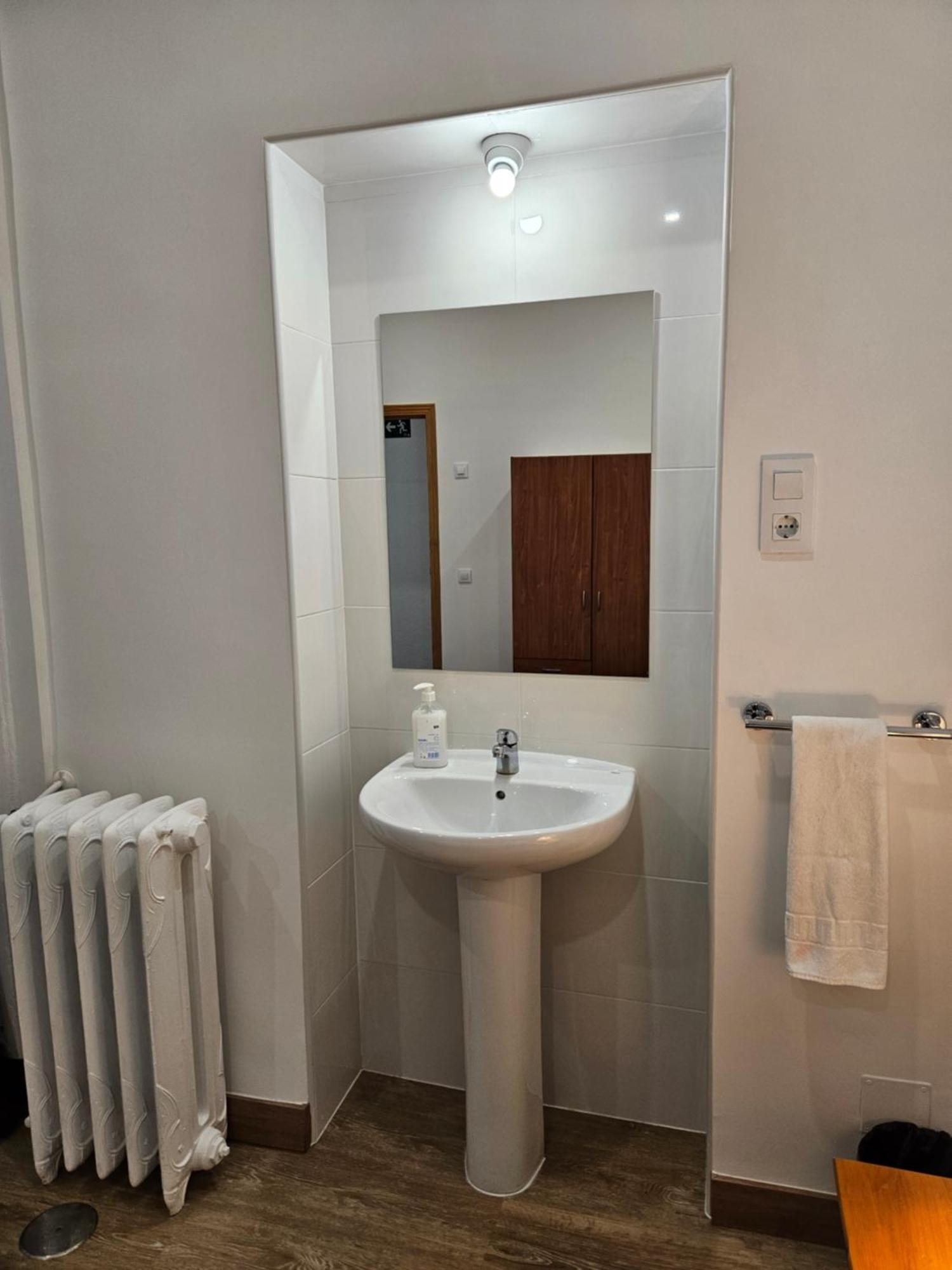 Hostal Miralva Madrid Luaran gambar