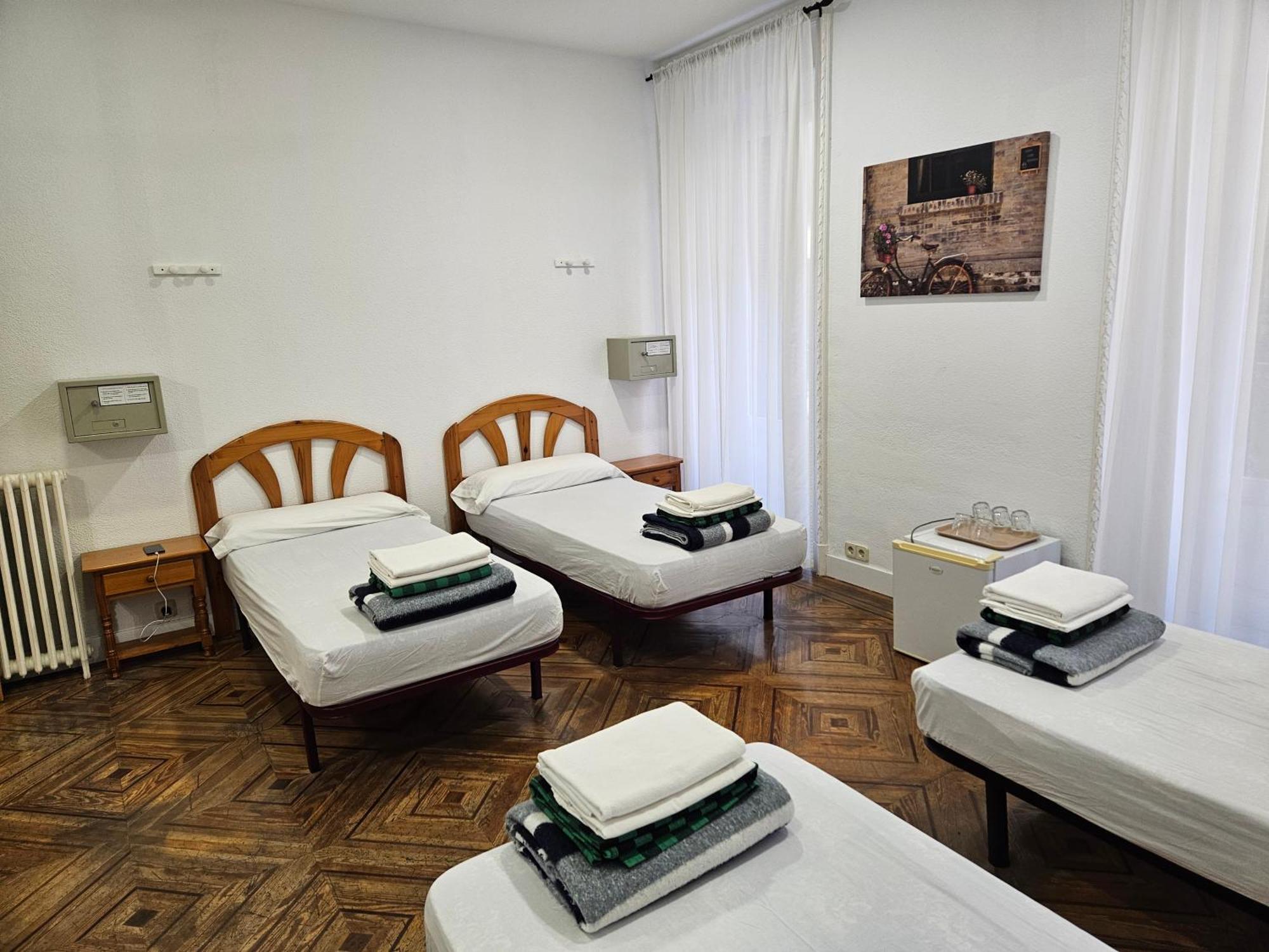 Hostal Miralva Madrid Luaran gambar