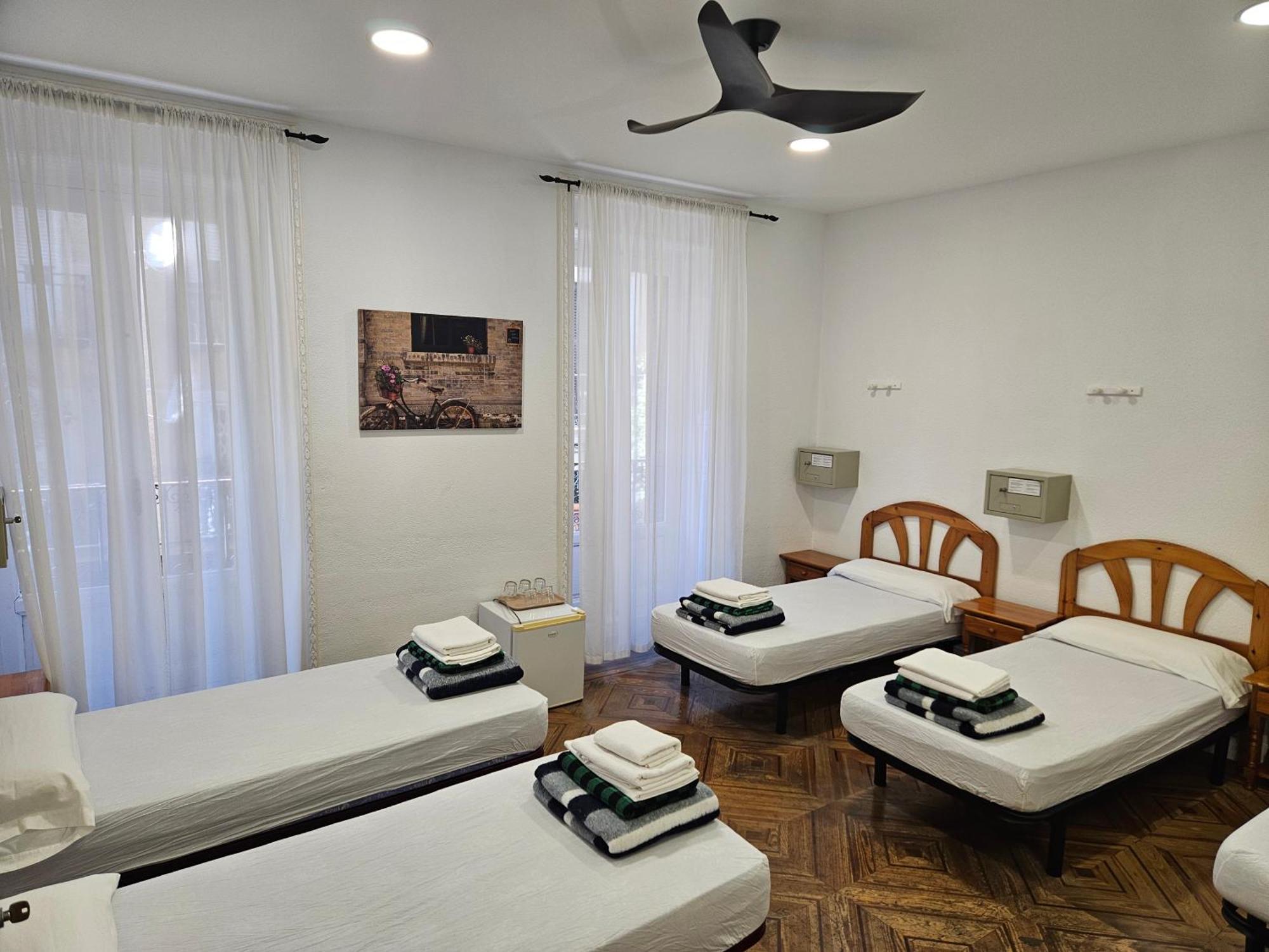Hostal Miralva Madrid Luaran gambar