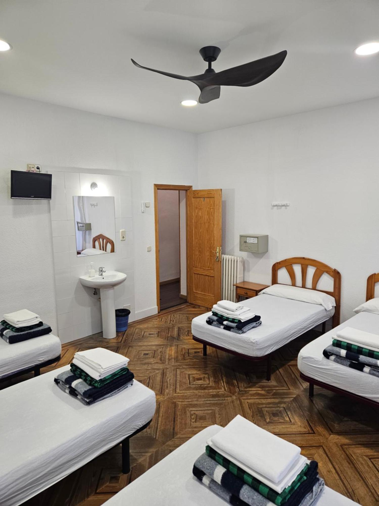 Hostal Miralva Madrid Luaran gambar