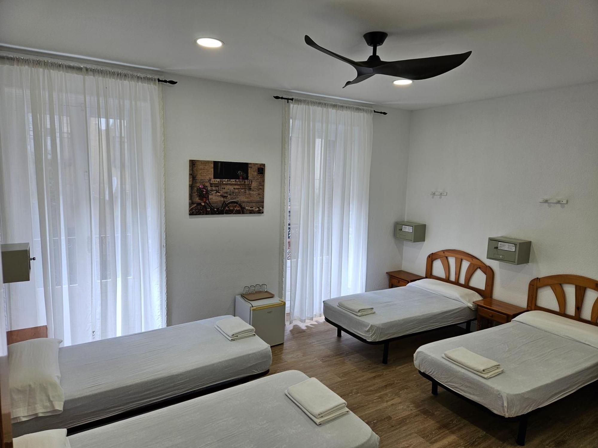Hostal Miralva Madrid Luaran gambar