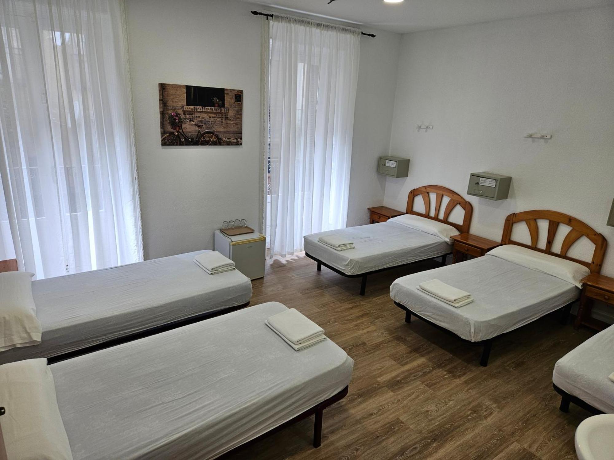 Hostal Miralva Madrid Luaran gambar