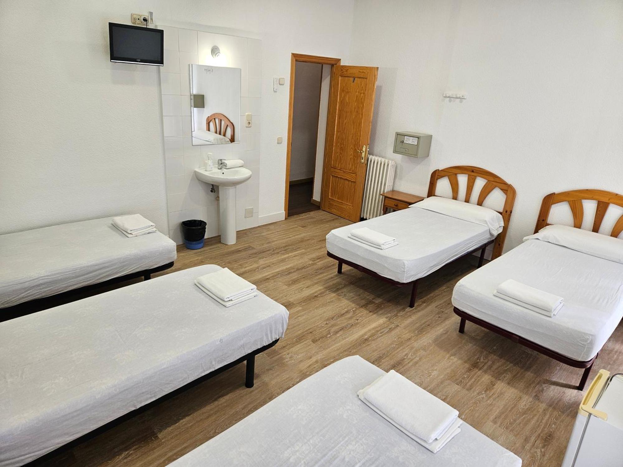 Hostal Miralva Madrid Luaran gambar