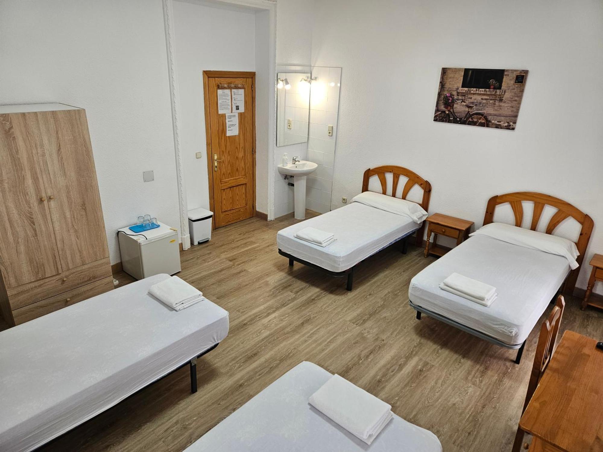 Hostal Miralva Madrid Luaran gambar